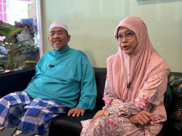 Ustaz Wan Hamidi (kiri) dan Dr Jue.