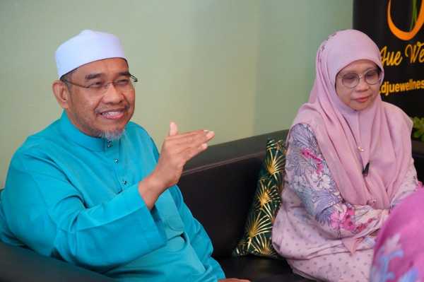 Ustaz Wan Hamidi (kiri) dan Dr Jue.