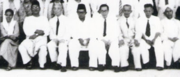 Duduk sebaris bersama Tunku dan Barisan kepimpinan Parti<br/>Perikatan menjelang Pilihanraya umum 1956. Khatijah ketika itu<br/>Ketua Kaum Ibu UMNO (kini Wanita UMNO).