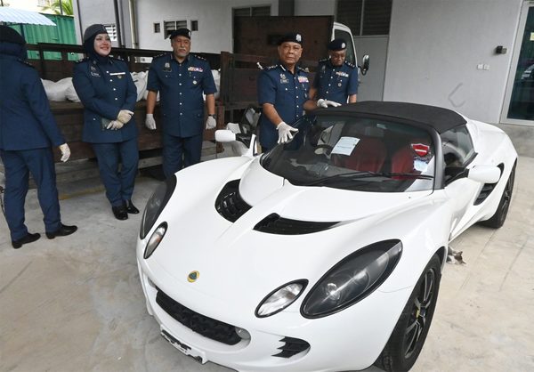 JKDM Melaka director Nadzri Che Ani showing the smuggled luxury sports car in July.