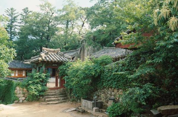 A view of Jajangam Hermitage at Tongdosa Temple in Yangsan, South Gyeongsang Province.