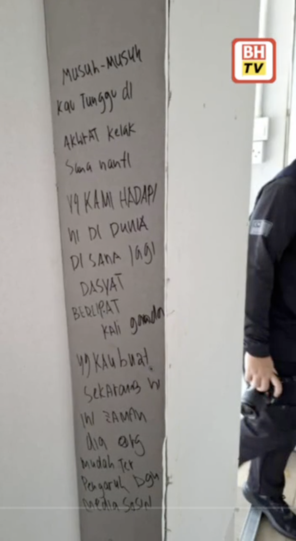 The "warning note" written on the wall.