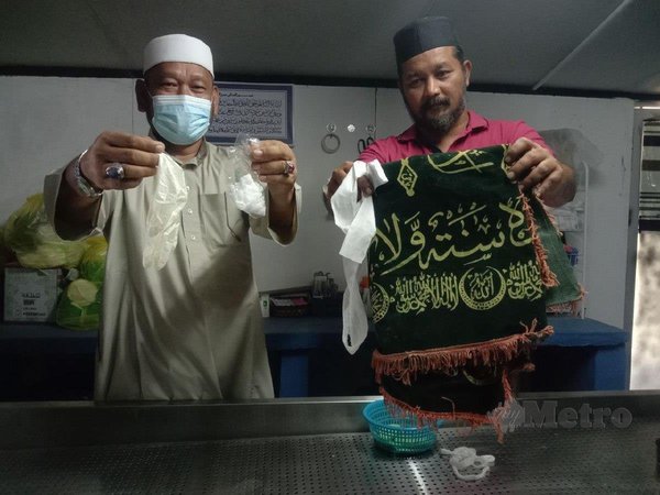 Pengerusi PJWT, Wan Rosli Wan Mamat (kiri) bersama Pengasas PJWT, Che Mohd Ibrahim Che Ghani melihat barangan yang digunakan dalam pengurusan jenazah yang sering diminta individu bagi tujuan tertentu.