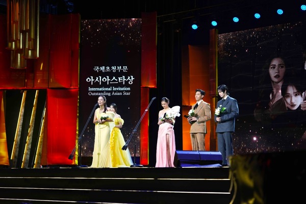 Siti Saleha accepting the award for Outstanding Asian Star — Malaysia in Seoul yesterday, 25 September.