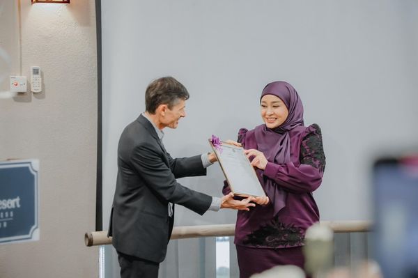 Dr. Fred Zulli dari Mibelle Biochemistry menyerahkan anugerah syarikat "first-in-the-world" yang menggunakan Teknologi MonaJuventa Nu untuk kulit muda 12 tahun di dalam produk HAUS MUDDE Glo12 Beaubright Shot kepada HAUS MUDDE.