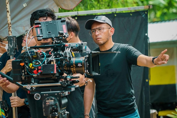 Director M Raihan Halim (right) on the set of 'La Luna'.