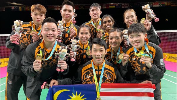 Malaysian badminton players posing with their medals at the 2022 Commonwealth Games in Birmingham.