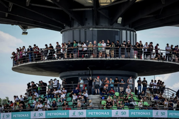 Antara penonton yang hadir menyaksikan saingan perlumbaan MotoGP PETRONAS Grand Prix (GP) Malaysia 2024.