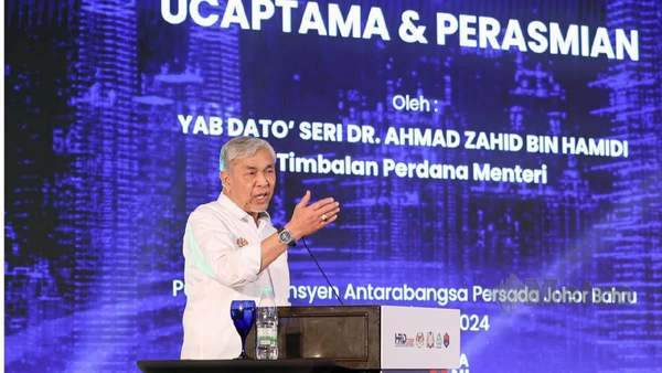 Datuk Seri Dr Ahmad Zahid Hamidi ketika berucap di Majlis Pembangunan Bakat Johor dan Karnival Kerjaya, di Pusat Konvensyen Antarabangsa Persada Johor Bahru pada Ahad.