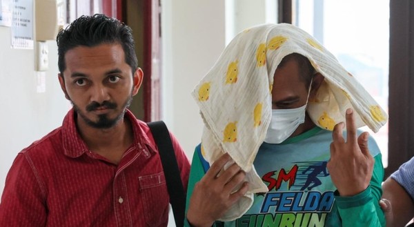 The accused, Mohd Affendi Awang (right).