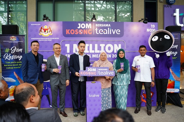 From left: Bryan Yeow, Director of Special Projects & International Business of Loob Holding; Datuk William Ng, President of Small and Medium Enterprises Association (SAMENTA) Malaysia; Bryan Loo, Founder and CEO of Loob Holding; Dr Fuziah Salleh, Deputy Minister of KPDN; Datuk Roziah binti Abudin, Deputy Secretary General of KPDN; and Nazrin Shashadin, Head of Programme Coordination & Distribution for Yayasan Didik Negara.