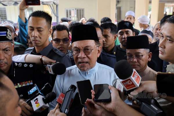 Anwar Ibrahim bercakap kepada media selepas menunaikan Solat Jumaat di Surau Al-Husna, Presint 9 hari ini.