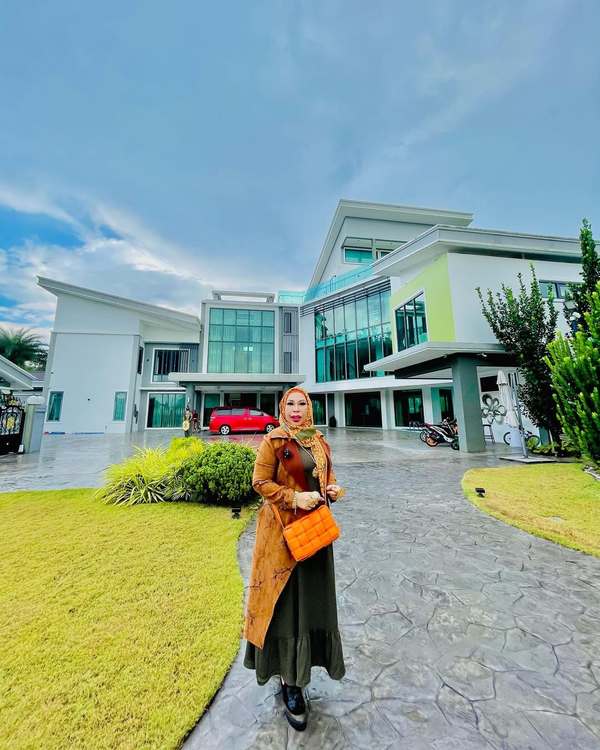 Vida posing in front of her house in a photo uploaded in March 2021.