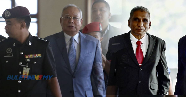 Najib Razak (centre) and Muhammad Jamil Hussin (right) appearing at the Kuala Lumpur Court Complex.