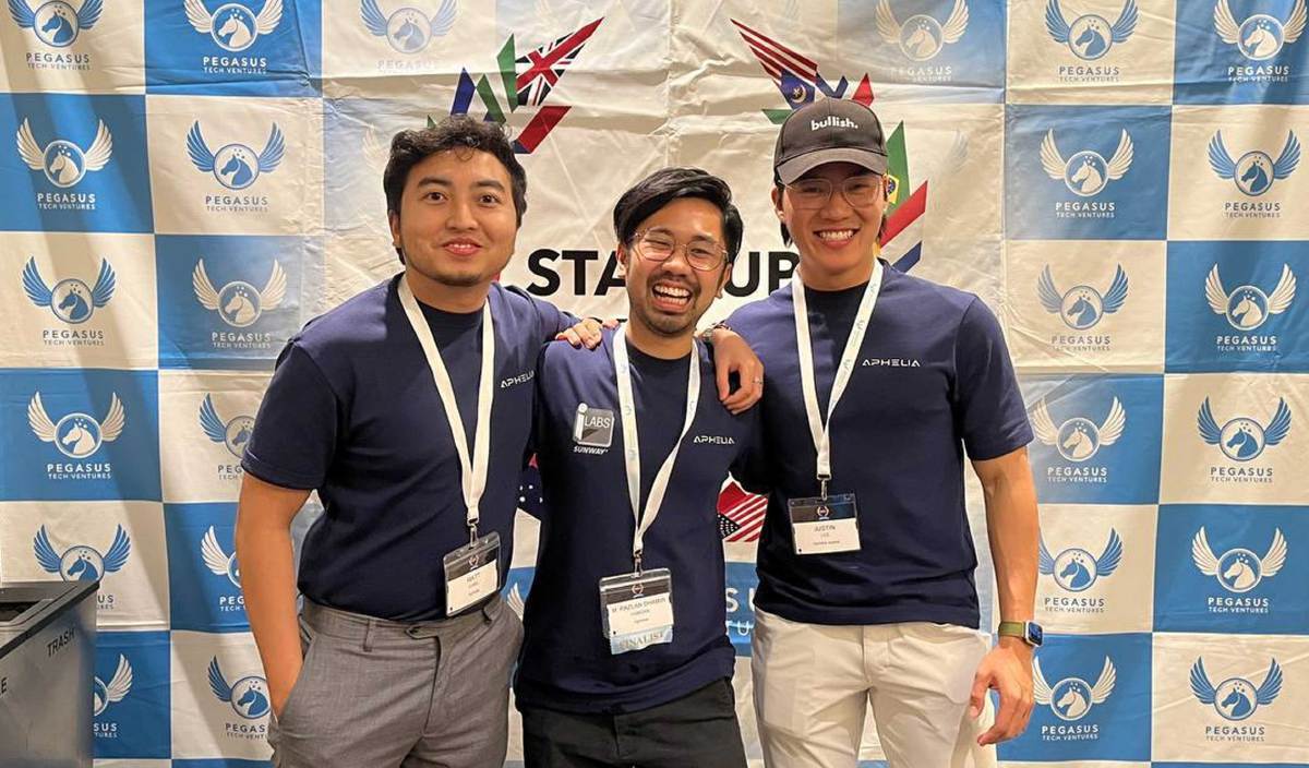 Muhammad Mohd Kamil (kiri), Razlan (tengah) dan Lee Guo Rui harum nama negara.