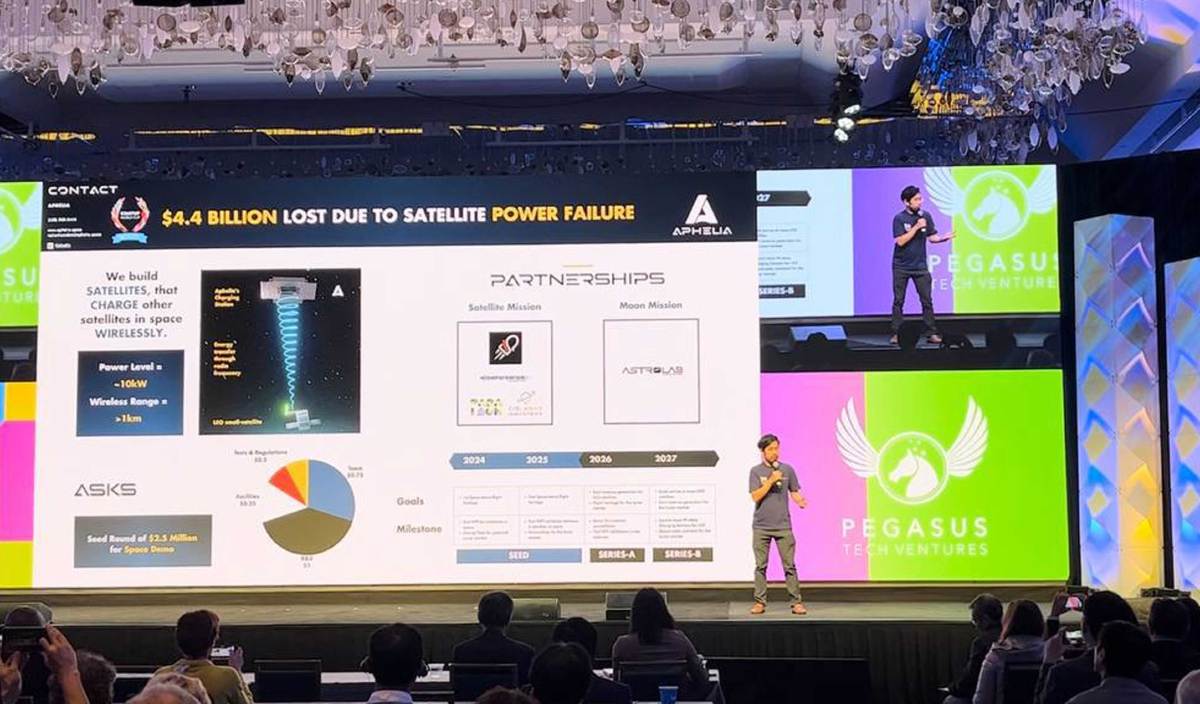 Razlan ketika menerangkan teknologi hasil ciptaan mereka.