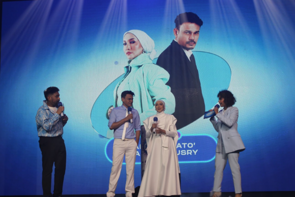 Hosts Haniff Hamzah and Fiza Frizzy interviewing judges Datuk Yusry Abdul Halim and Ziana Zain at the launch showcase.