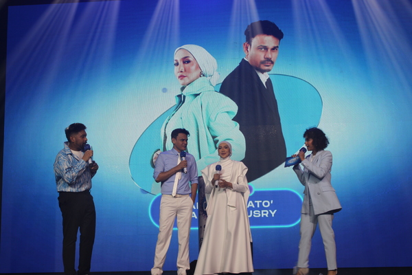 Datuk Yusry Abdul Halim dan Ziana Zain bersama-sama penyanyi popular Indonesia, Cakra Khan akan menjadi juri tetap Calpis Soda OIAM.