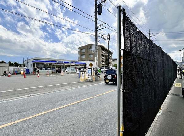 The new fence will be erected directly in front of the Lawson convenience store rather than on the opposite side, as pictured here.