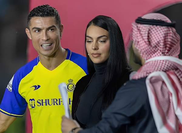 Cristiano Ronaldo dan teman wanitanya, Georgina Rodriguez (kanan).