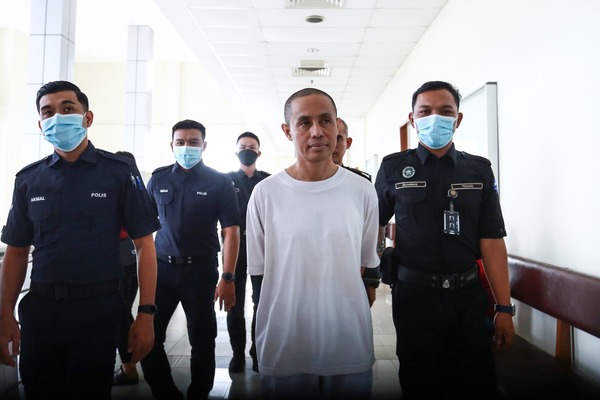 PU Azman ketika dibawa ke Mahkamah Majistret Klang hari ini.