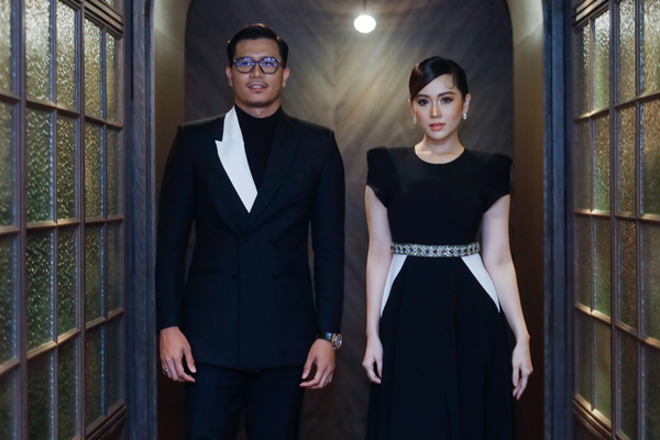 Fattah Amin dan Sophia Albarakbah ketika sesi photoshoot bersama selepas sidang media Usanita Entertainment.