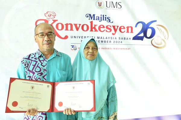 Dr Nornazirah's parents at the 26th UMS Convocation Ceremony on Saturday, 7 December.