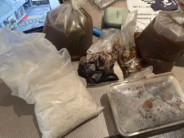 The man shared a photo of the food he received from a delivery service, highlighting the lack of utensils.