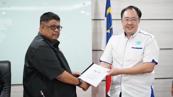 Ketua Menteri Melaka, Datuk Seri Utama Ab Rauf Yusoh (kiri) dan Pengarah Urusan TT Gratia Sdn Bhd, Datuk Dr Tan Wei Joon.