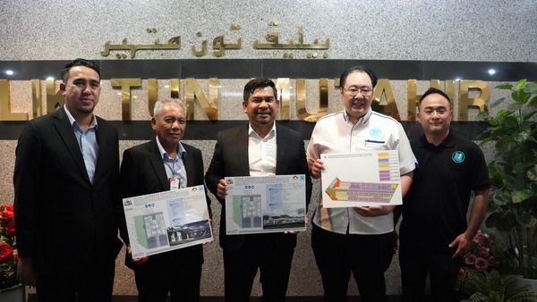 Pengarah Urusan Rakyat Trustee Berhad (RTB), Faudzi Mt Din (tengah).