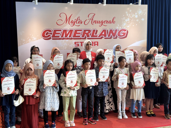 Teacher Ieka (tengah) bergambar kenangan bersama-sama para penerima anugerah di Majlis Anugerah Cemerlang Stara 2024.