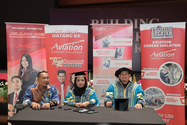 Dari kiri, Ketua Pegawai Eksekutif, MEATECH ATC. SDN. BHD, Shahril Azwan Abdul Hamid; Pengarah School of Aviation Hospitality, Che Rozaina Azizan dan Pengarah Pemasaran YEG Academy,Azizulhakim Suhaimi.