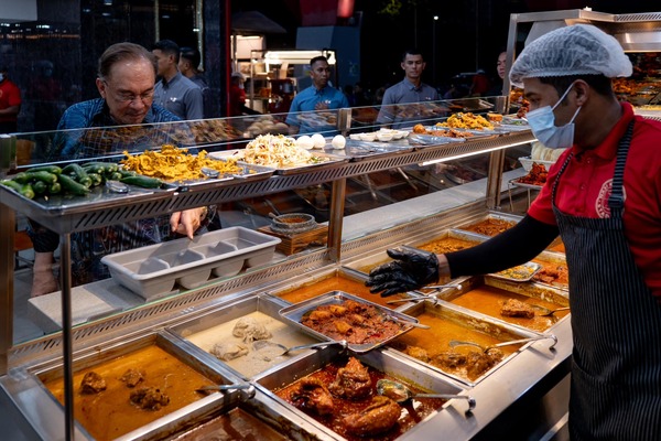 PM Anwar ordering nasi kandar.