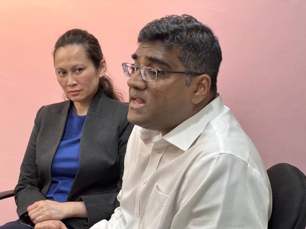 Peguam Hak Asasi Haiwan, Rajesh Nagarajan (kanan) ketika sidang media kes kematian kucing di Universiti Malaya.