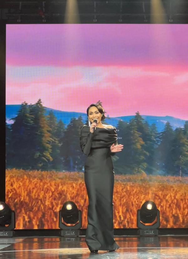 Persembahan pembukaan daripada Dayang Nurfaizah.