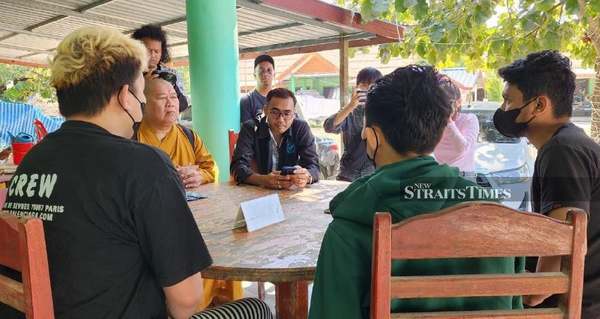 MHO human trafficking unit head, Azirul Syafik Sazali (centre), meeting with the Malaysian victims.