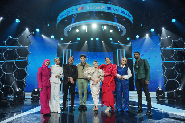 The top eight contestants of 'Calpis Soda One In A Million' (from left to right): Alya Mardien, Mariam, Jimi, Rezza Shah, Marygrace, Zazzleen, Eylia Guntabid, and Kai Deva.