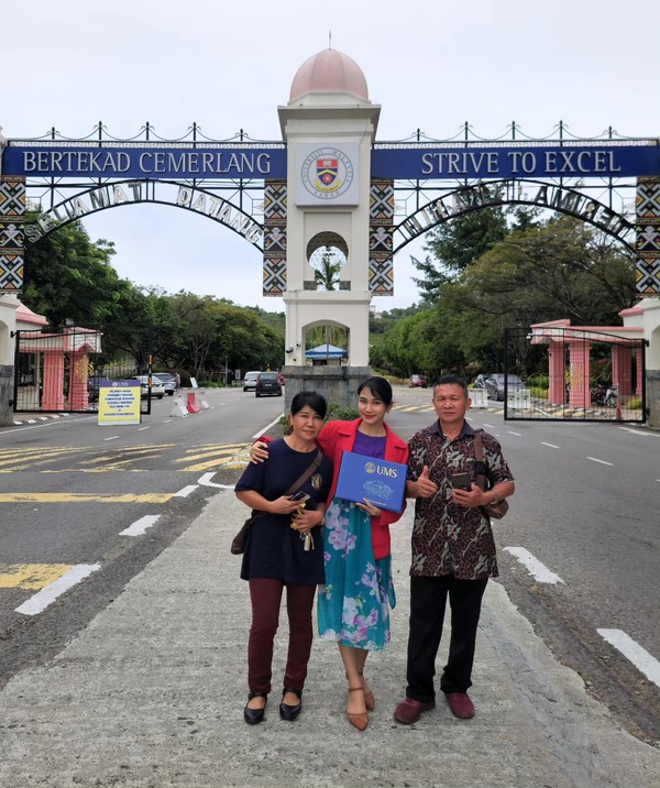 Veveonah (centre) with her parents at UMS.