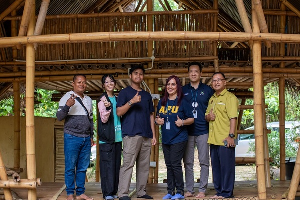 From left to right: Roslan, community leader; students from APU; Harjinder Kaur, faculty member of SoMM; David Ng Kok Meng, faculty member of SoMM; Samsuddin Ahmad, principal of Sekolah Kebangsaan Tun Abdul Razak.