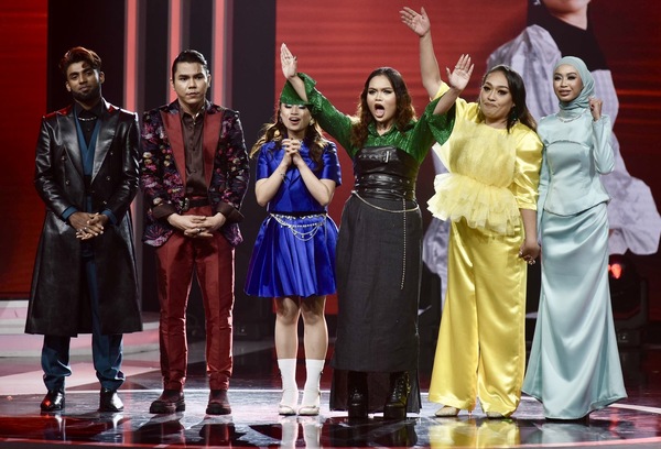 Eylia Guntabid (tiga dari kanan) gagal menempatkan diri sebagai antara lima peserta yang mara konsert separuh akhir CSOIAM.