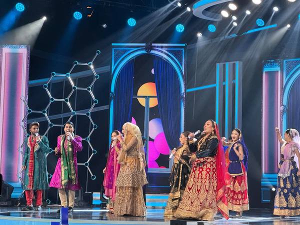 Keenam-enam peserta turut menghiburkan penonton pada slot pembukaan dengan menyampaikan lagu Bollywood, Aankhein Khuli dan Koi Mil Gaya.