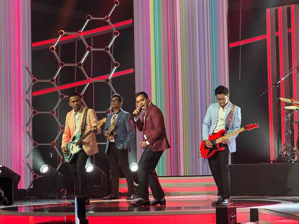 Konsert minggu keenam CSOIAM menampilkan Alif Satar & The Locos sebagai pembuka tirai persembahan dengan menyampaikan lagu hit Anugerah Terindah dan Inikan Cinta.