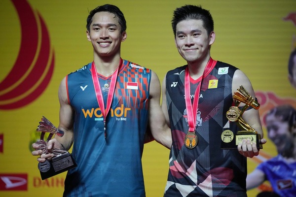 Jonatan Christie (kiri) tewas 1-2 kepada pemain Thailand, Kunlavut Vitidsarn (kanan).