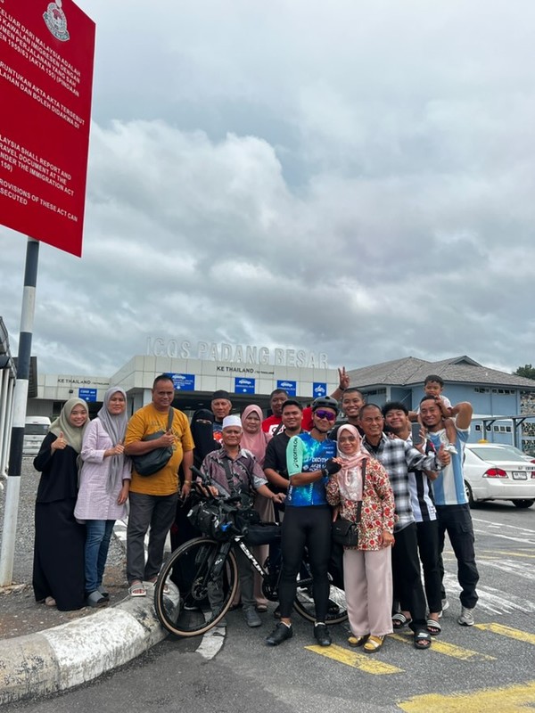 Aqil bersama keluarga dan keluarga angkatnya di Padang Besar, Perlis.