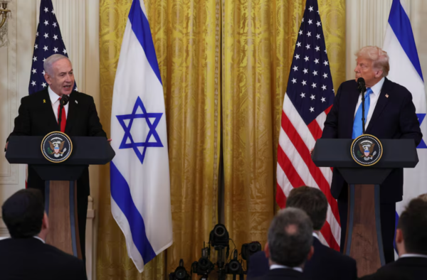 Donald Trump bersama Netanyahu pada sidang media semalam.