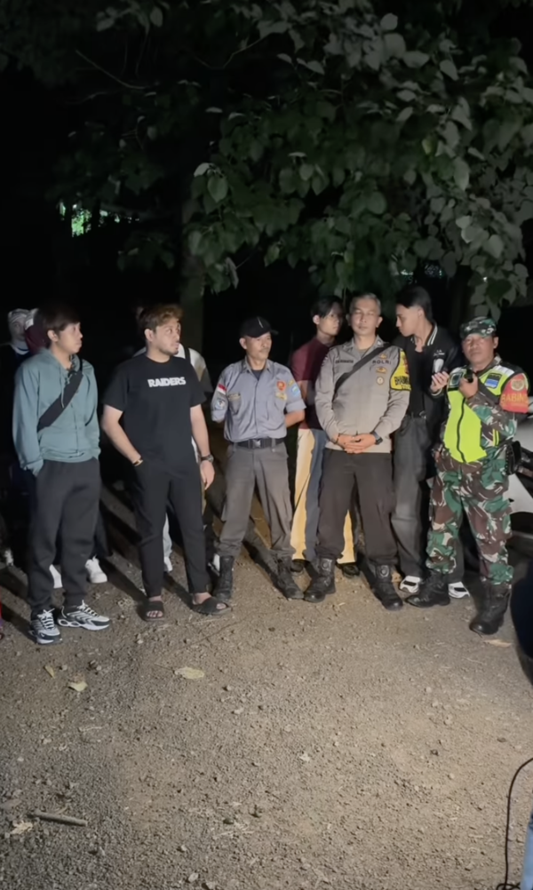 Ammar Nazhan (far left) and Arasz Abdullah (second from left) assisted Indonesian authorities in the search for Eyka.