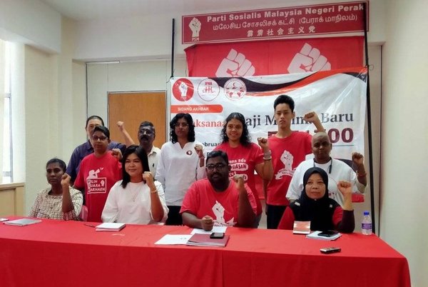 Saratbabu Raman (duduk, dua dari kanan) ketika sidang akhbar di Pejabat PSM Perak.