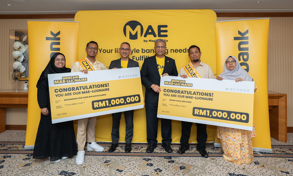 Pemenang Maybank Mencari MAE-llionaire bersama Syed Ahmad Taufik Albar, Ketua Pegawai Eksekutif Kumpulan, Perkhidmatan Kewangan Komuniti, Maybank (tiga dari kiri) dan Datuk Hamirullah Boorhan, Ketua Perkhidmatan Kewangan Komuniti Malaysia, Maybank (tiga dari kanan).