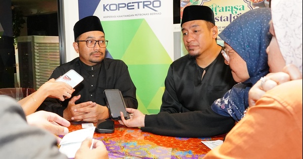 Ketua Pegawai Eksekutif KOPETRO, Ahmad Shakir Ahmad Ubaidah (kiri) dan Ketua Bahagian Operasi F&B KOPETRO, Muhammad Hafiz Ilham Hussin (kanan) ketika ditemui media pada Majlis Preview Bufet Ramadan Citarasa Nostalgia KOPETRO baru-baru ini.