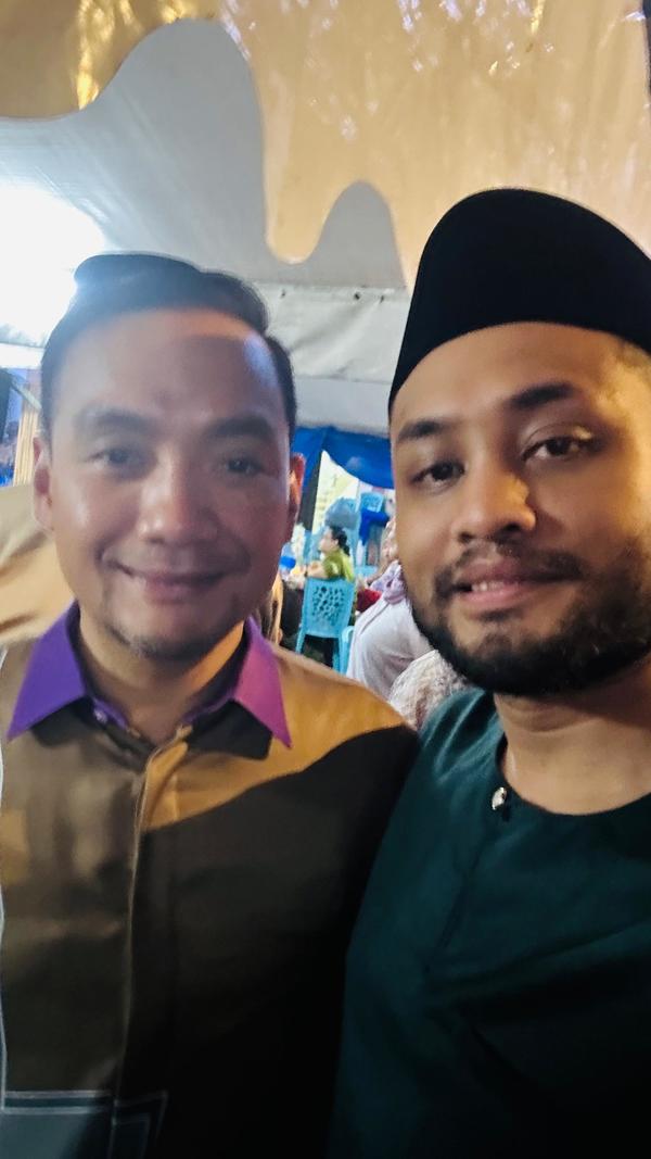 Pengasas Otak-Otak Mr  Noh, Mohammad Qashrie (kanan) bersama Menteri Besar Johor, Datuk Onn Hafiz